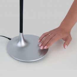 Настольный светодиодный светильник с сенсорным управлением 80422/1 серебристый Eurosvet