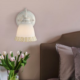 Настенный светильник со стеклянным плафоном 60107/1 белый с золотом Eurosvet