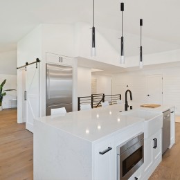 Подвесной светодиодный светильник со стеклянным плафоном 50253/1 LED черный Eurosvet