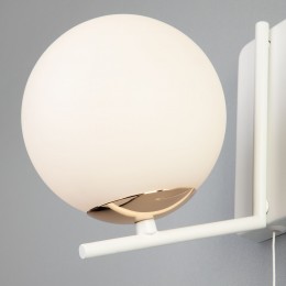 Настенный светильник со стеклянным плафоном 70092/1 белый Eurosvet